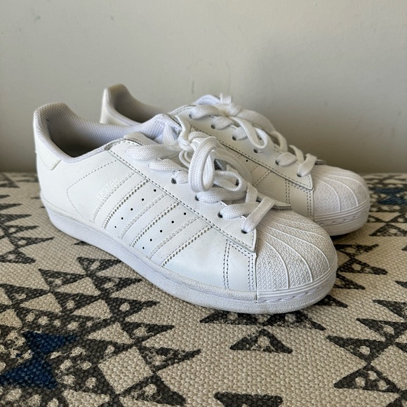 Adidas Originals Superstar size 4 youth/6 womens - Picture 1 of 8